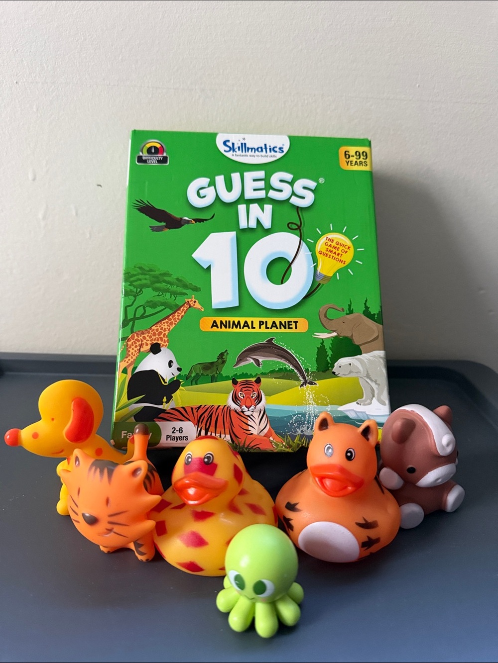 Game- Guess in 10 Animal Planet + free rubber toys